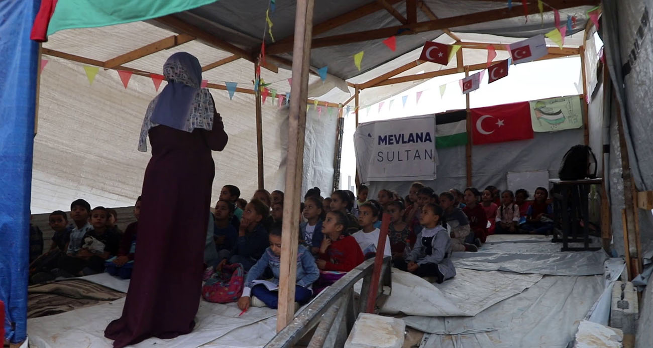 Filistinli çocuklar enkaz yığınları arasındaki çadırda eğitim görüyor