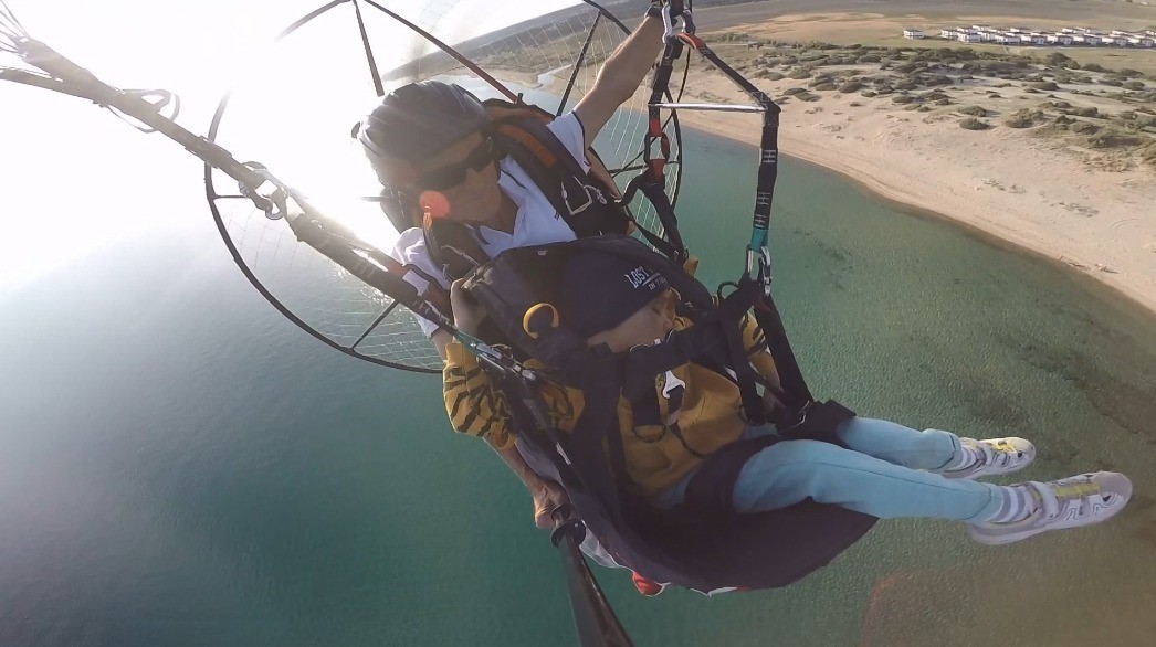 Paramotorla uçan küçük çocuk gökyüzünde  uyuyakaldı