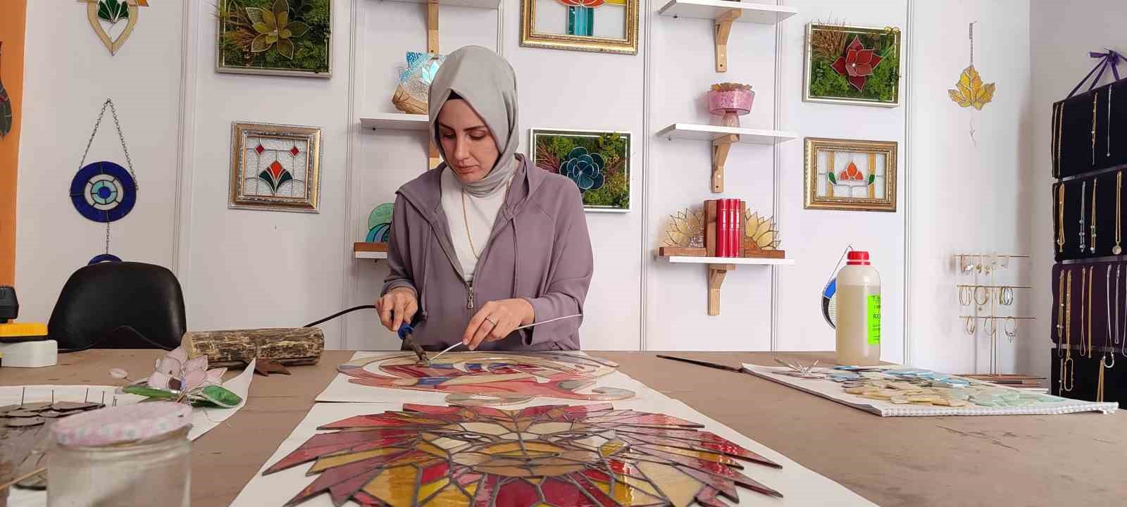 Vitray sanatına kadın eli değdi