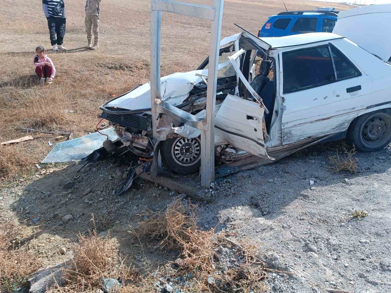 Van’da kontrolden çıkan otomobil elektrik direğine çarptı: 1 yaralı