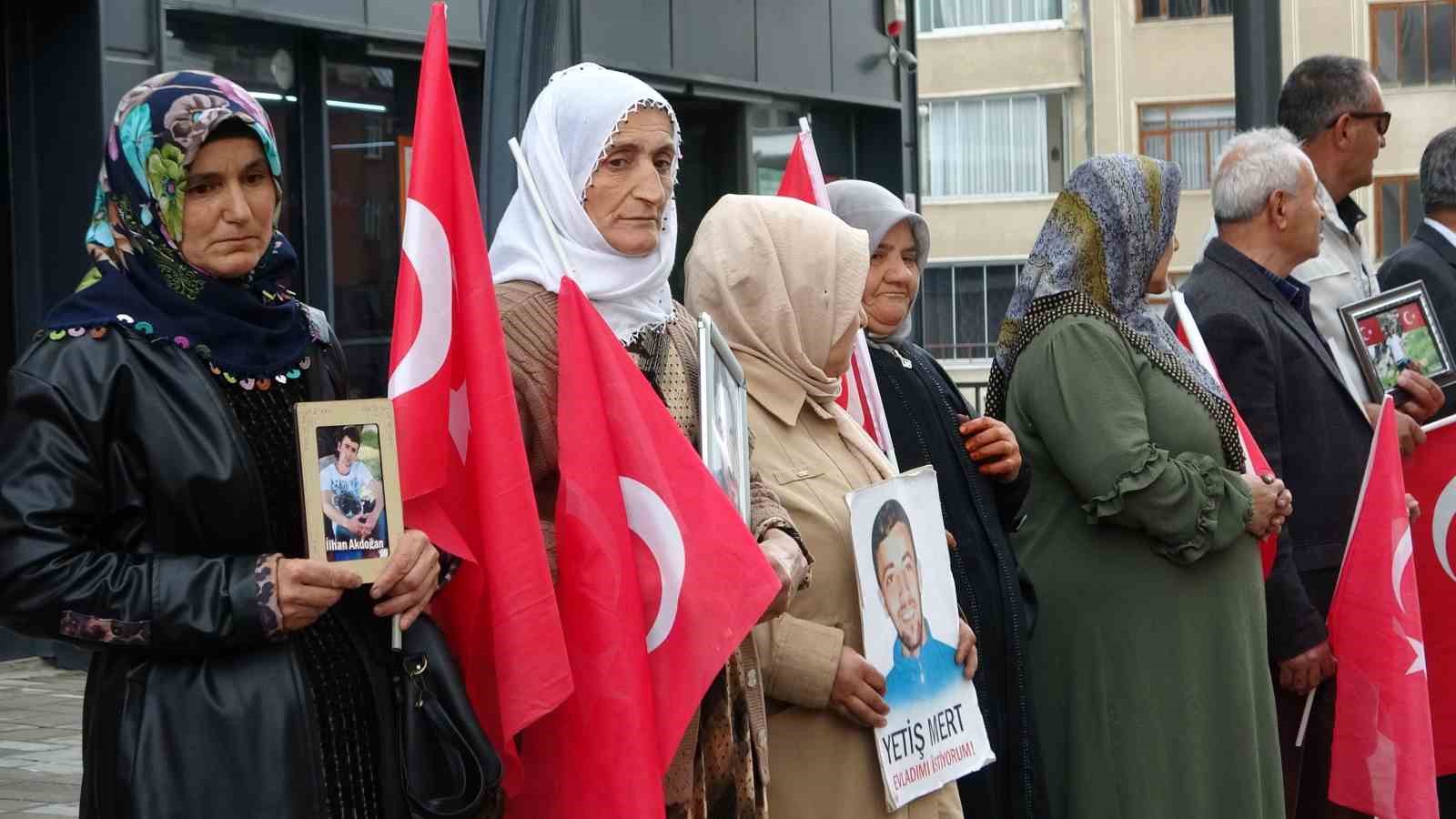 Van’da evlat nöbetindeki aileler: “DEM Parti bizim evlatlarımız için de yürüyüş yapsın”