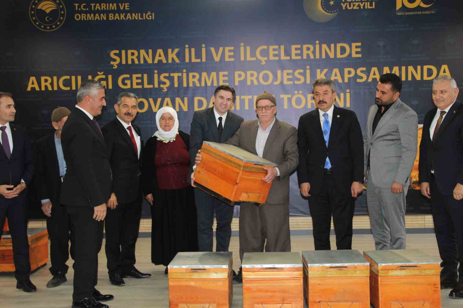 Gezgin arıcılara 4 bin 600 kovan dağıtıldı