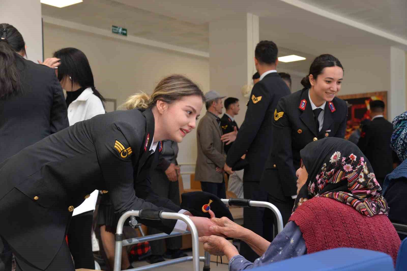 Huzurevi sakinlerinin yüzlerini güldürdüler