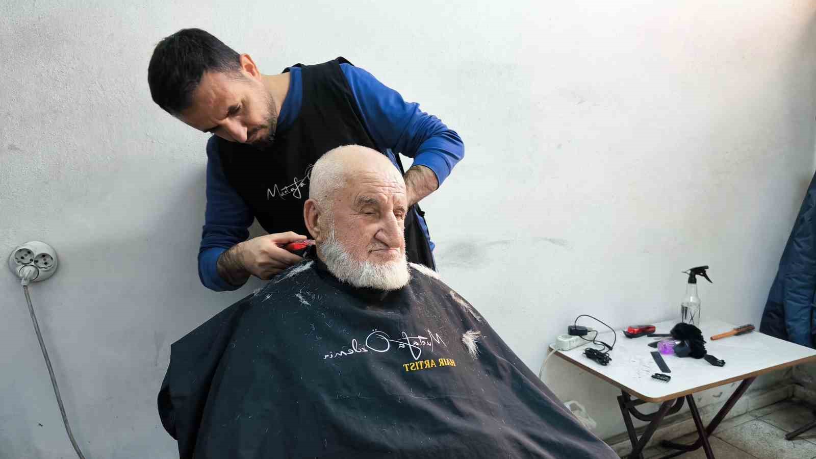 Yaşlılara vefa borcunu mesleğiyle ödüyor