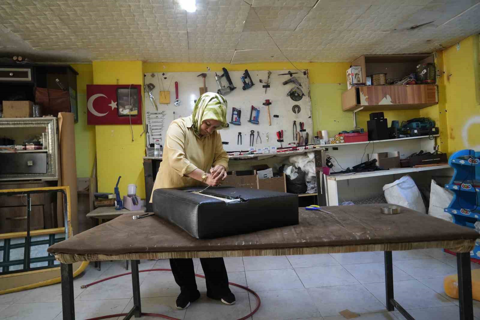 Elvide Usta 3 yıldır döşemecilik yapıyor