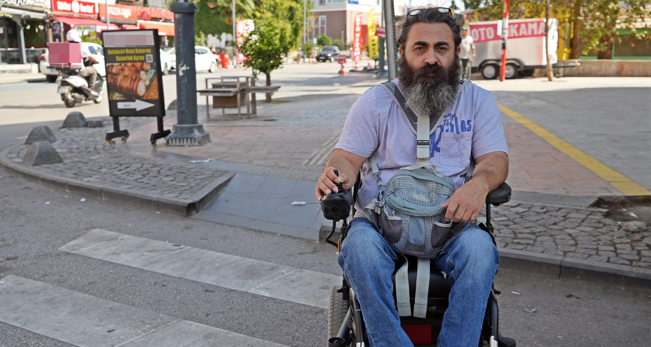Engelli rampası önüne park edilen araca zarar veren engelli adam: “Bu benim tekerlekli sandalyem değil, ayağım”