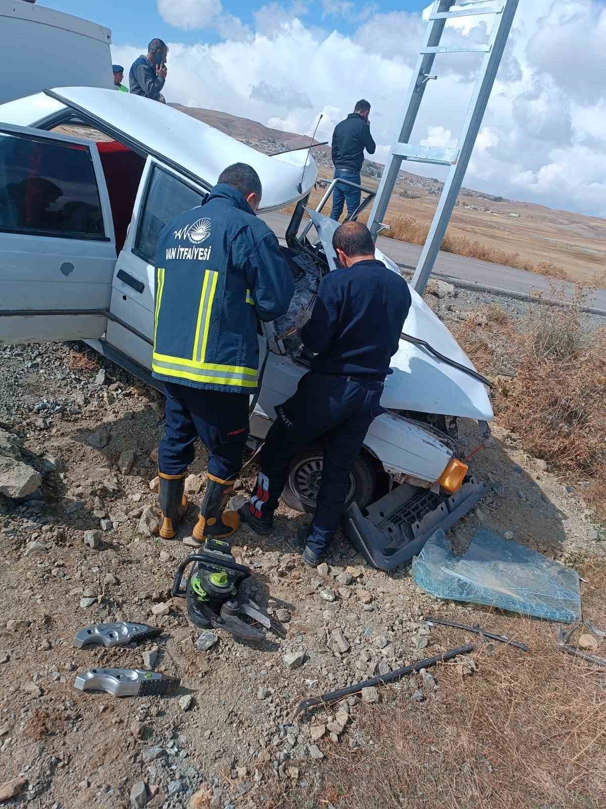 Kontrolden çıkan otomobil elektrik direğine çarptı: 1 yaralı