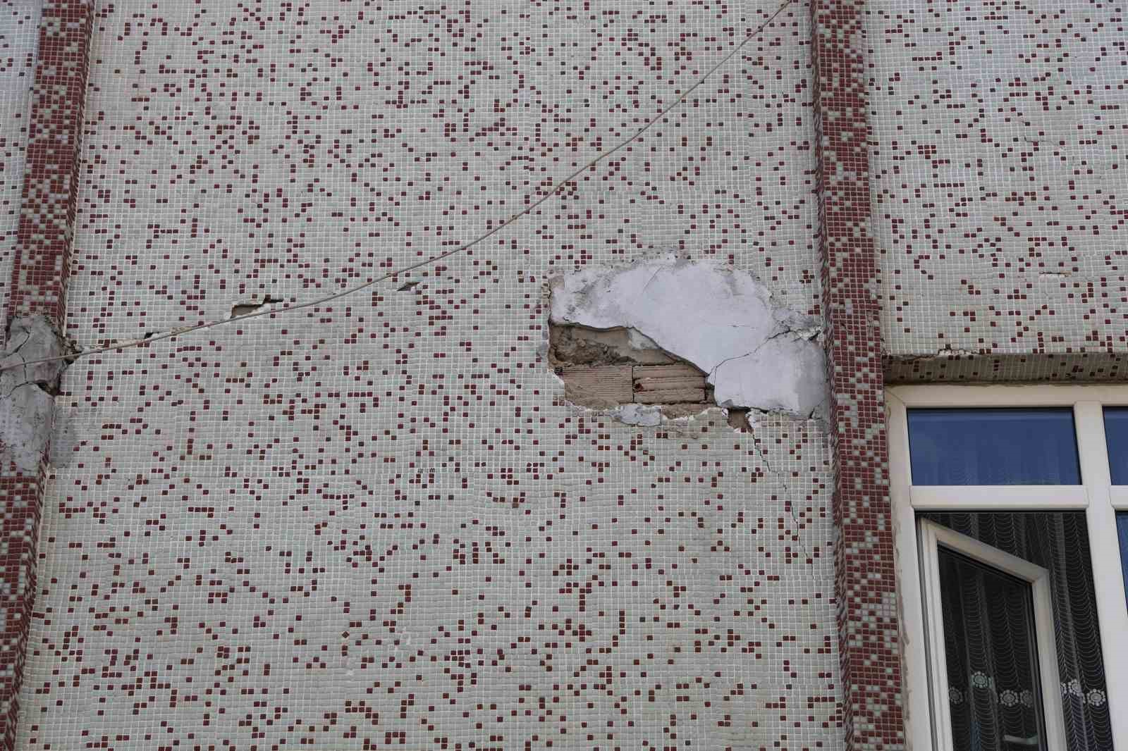 Depremde evi hasar gören vatandaş o anı anlattı: ’’Yıkılacak zannettik. Düşenler, bayılanlar ve ayağı kırılanlar oldu’’
