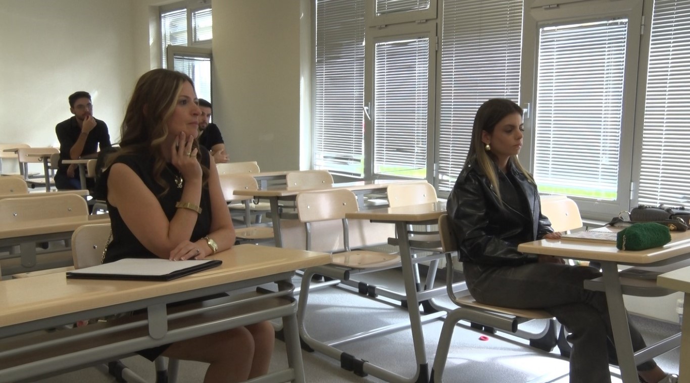 54’üncü yaş gününde bölüm birincisi olarak mezun oldu