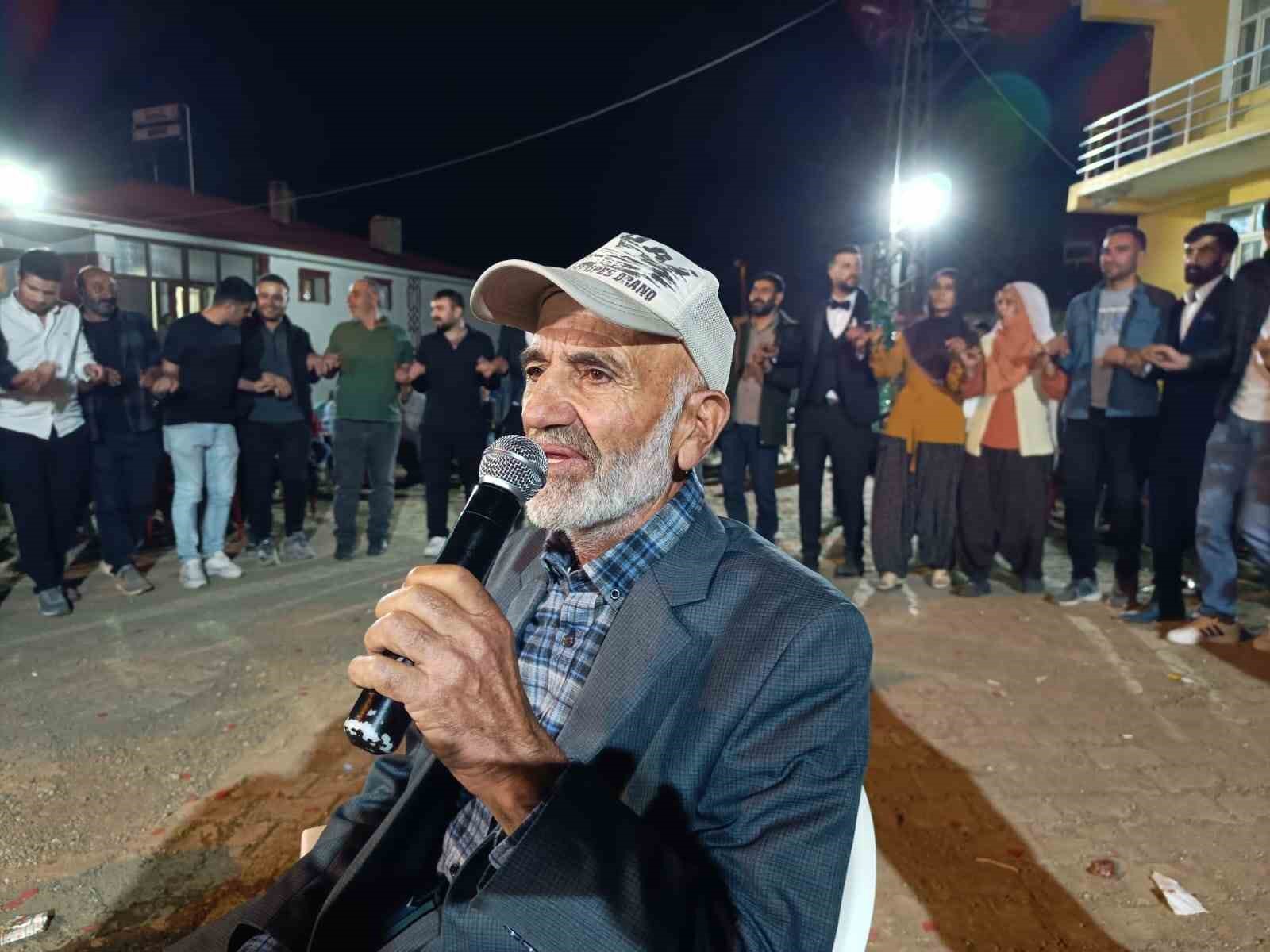 70 yaşındaki dede şarkı söyledi, gençlerde halaylarla eşlik etti