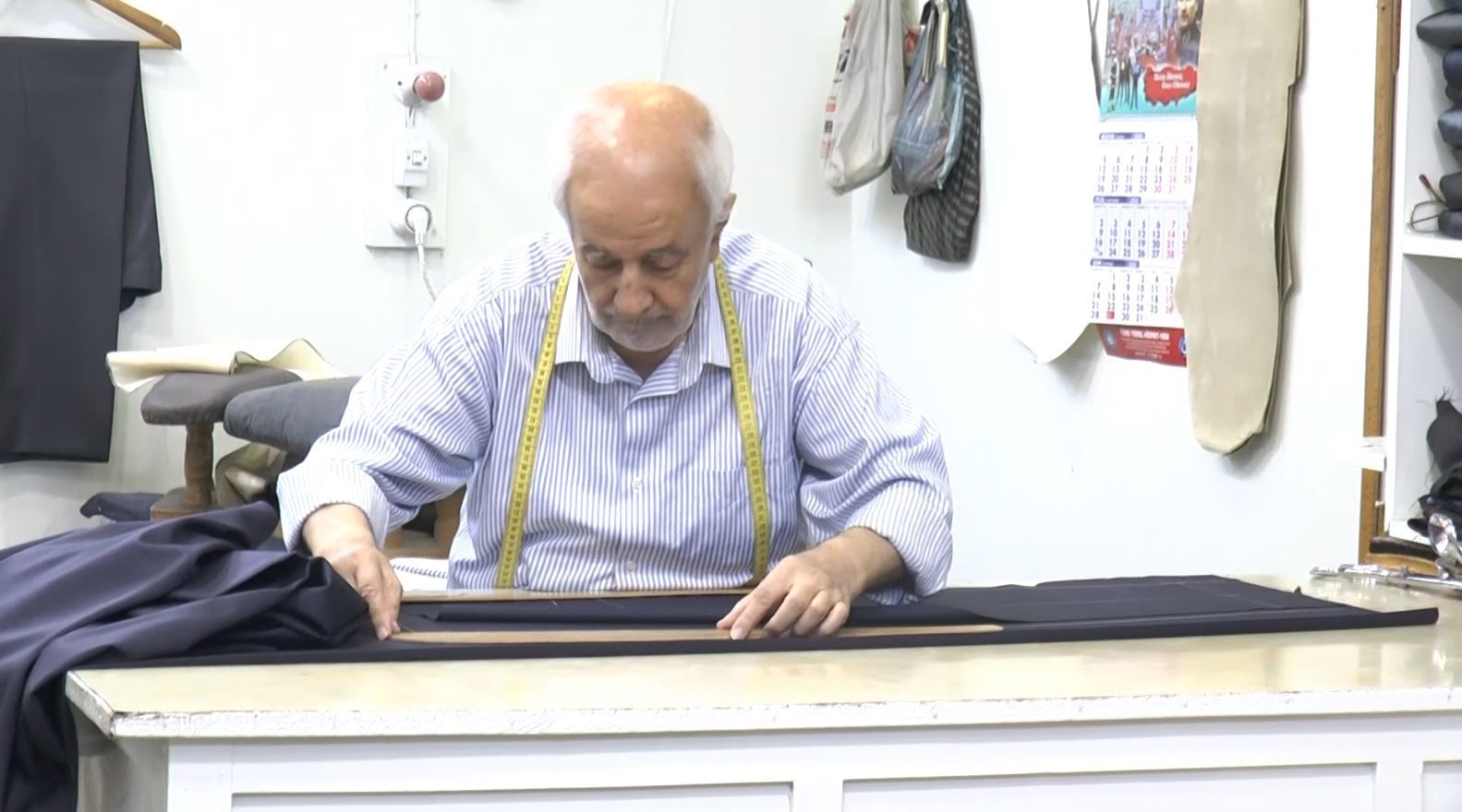 70 yaşındaki terzi Cemal usta mesleğini aşkla yapıyor