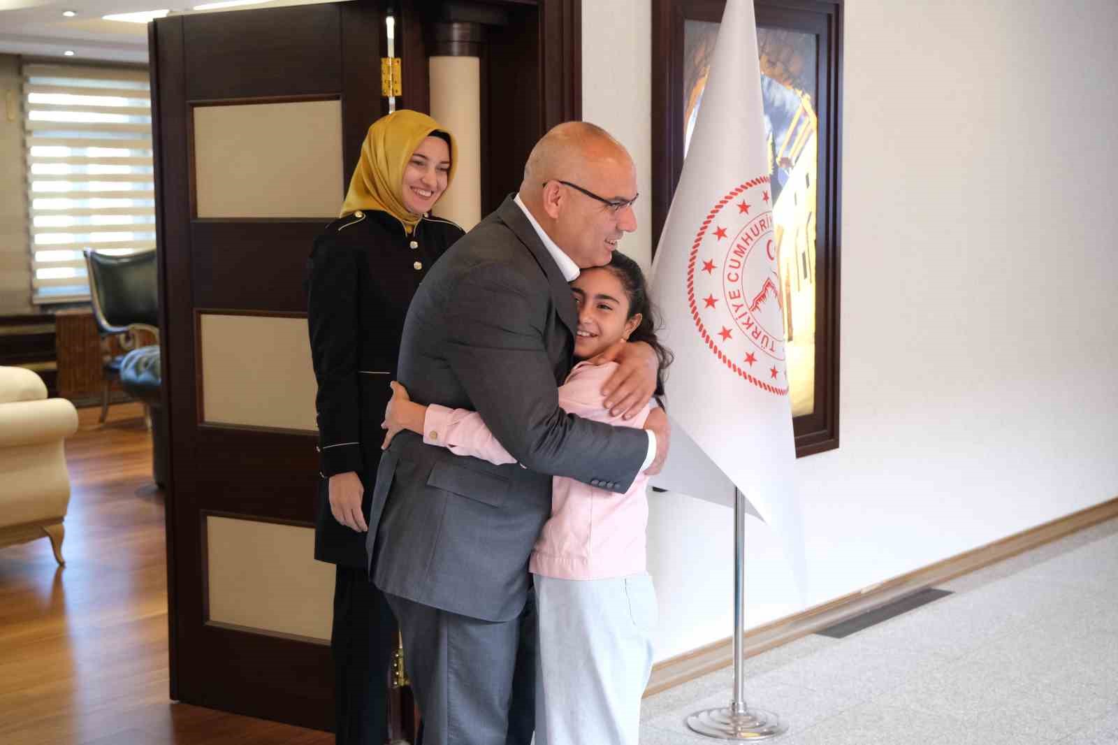 9 yaşındaki Zeynep Ela’nın “Vali Olma” hayali gerçek oldu