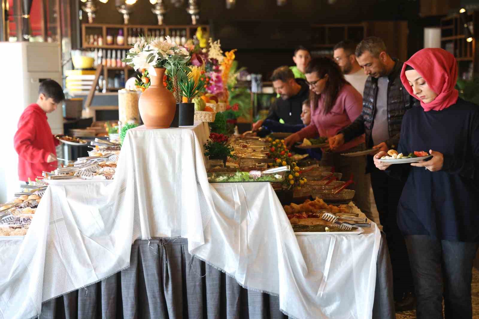 90 çeşit kahvaltıyla önce müşterilerin sonrada hayvanların karınlarını doyuruyorlar
