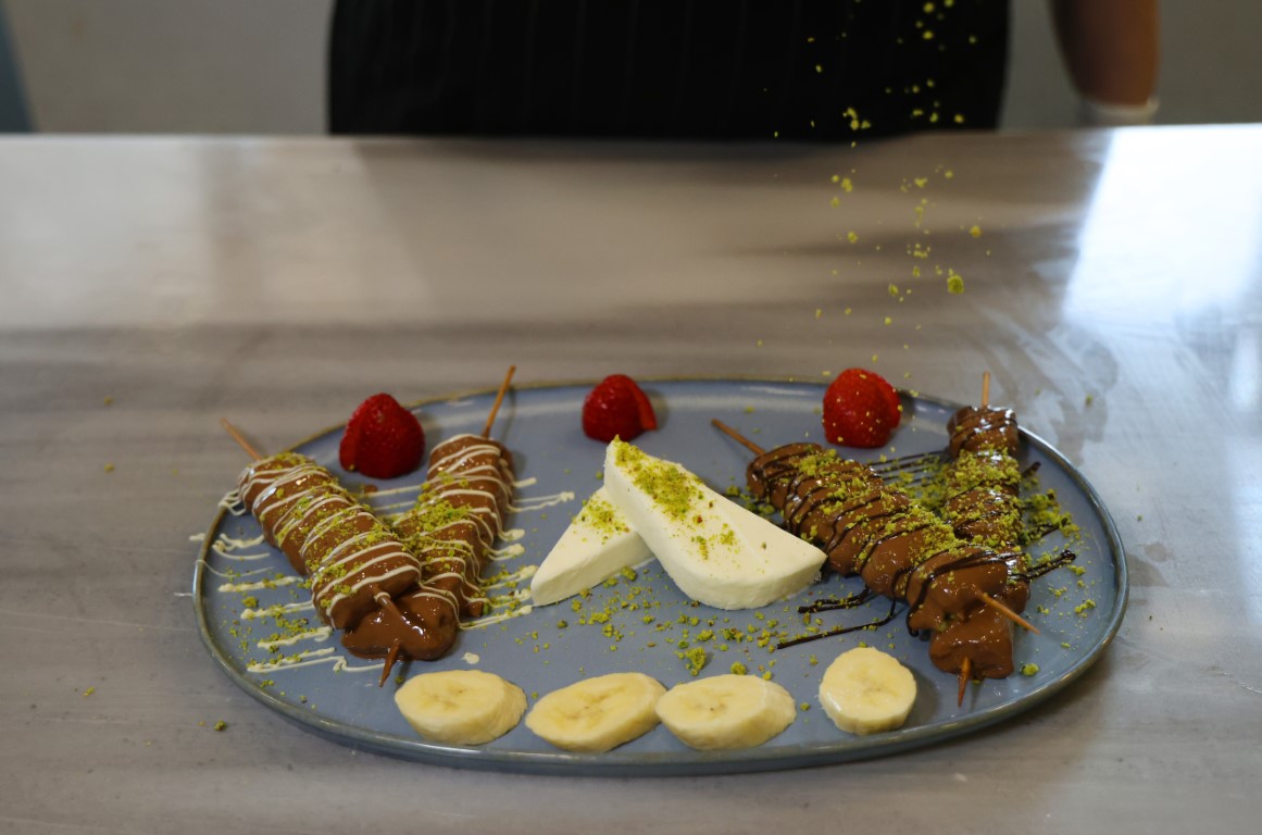 Adana usulü “Çöp şiş katmer” yok satıyor