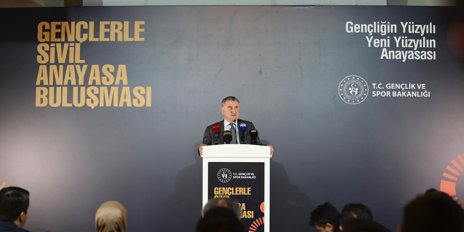 Bakan Bak “Gençlerimizin sivil anayasayı konuşmasını istiyoruz”