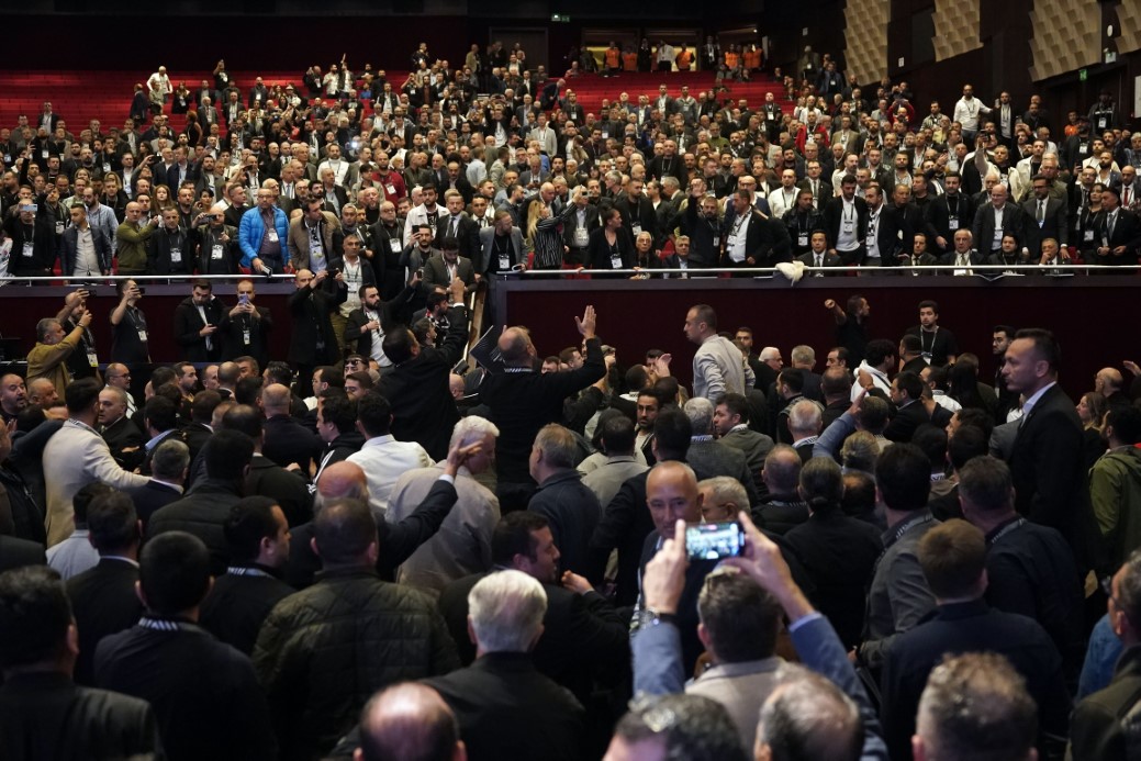 Beşiktaş kongresinde gergin anlar, sandalyeler havada uçuştu