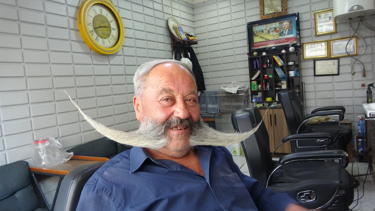Bıyıklarını kesmesi için 4 bin Euro teklif ettiler, reddetti