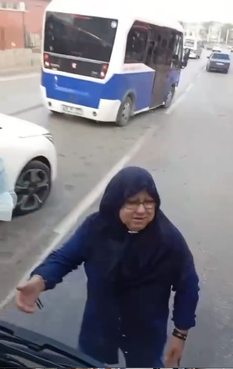 Bu da oldu: Engelli oğlunu bindirmek için otobüsün önüne yattı