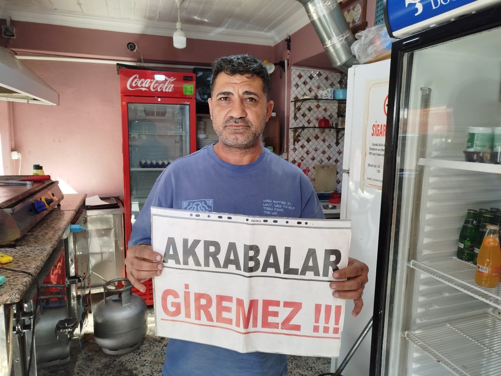 Dükkanına “Akrabalar giremez”pankartı astı