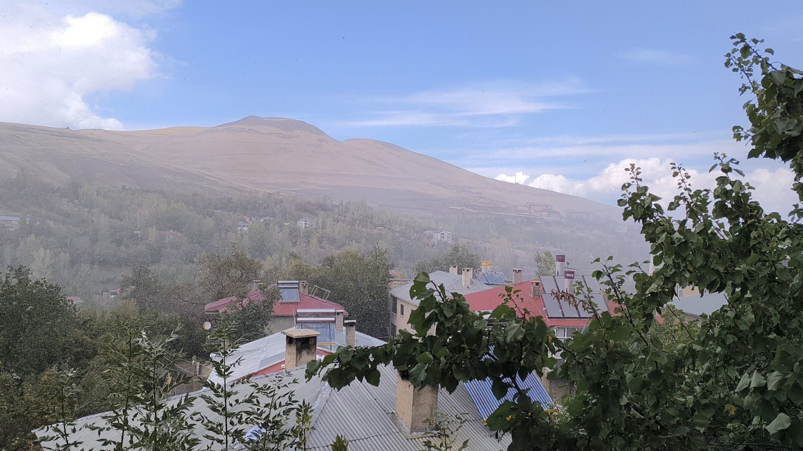 Gevaş’ta kısa süreli kar yağışı!