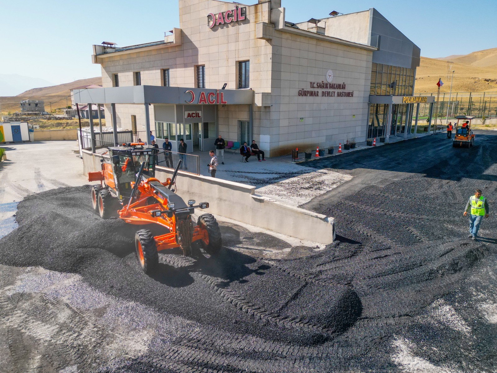 Gürpınar Devlet Hastanesi meydanı asfaltlandı