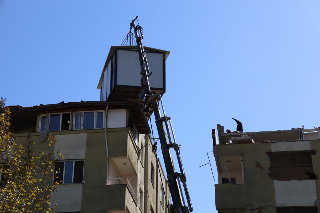 Güvercin aşkı bunu da yaptırdı: 5 katlı apartmanın üstüne vinçle konteyner koydurdu