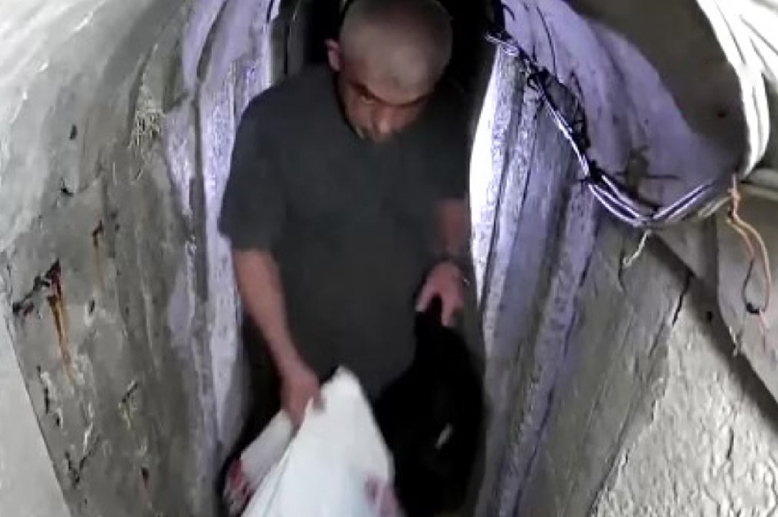 İsrail, Yahya Sinwar’ın ailesiyle tünelde yürüdüğü görüntüleri paylaştı