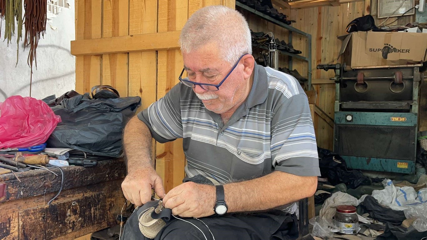 Kendi yaptığı 3 metrekarelik kulübede mesleğini sürdürüyor