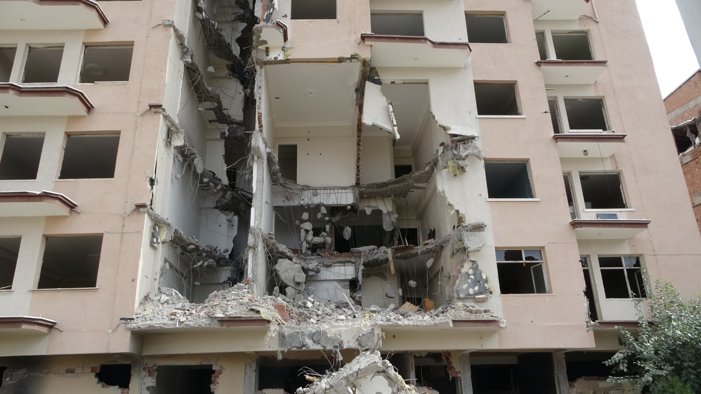 Şiddetli depremle sarsılan Malatya’da ağır hasarlı binalar yıkılıyor