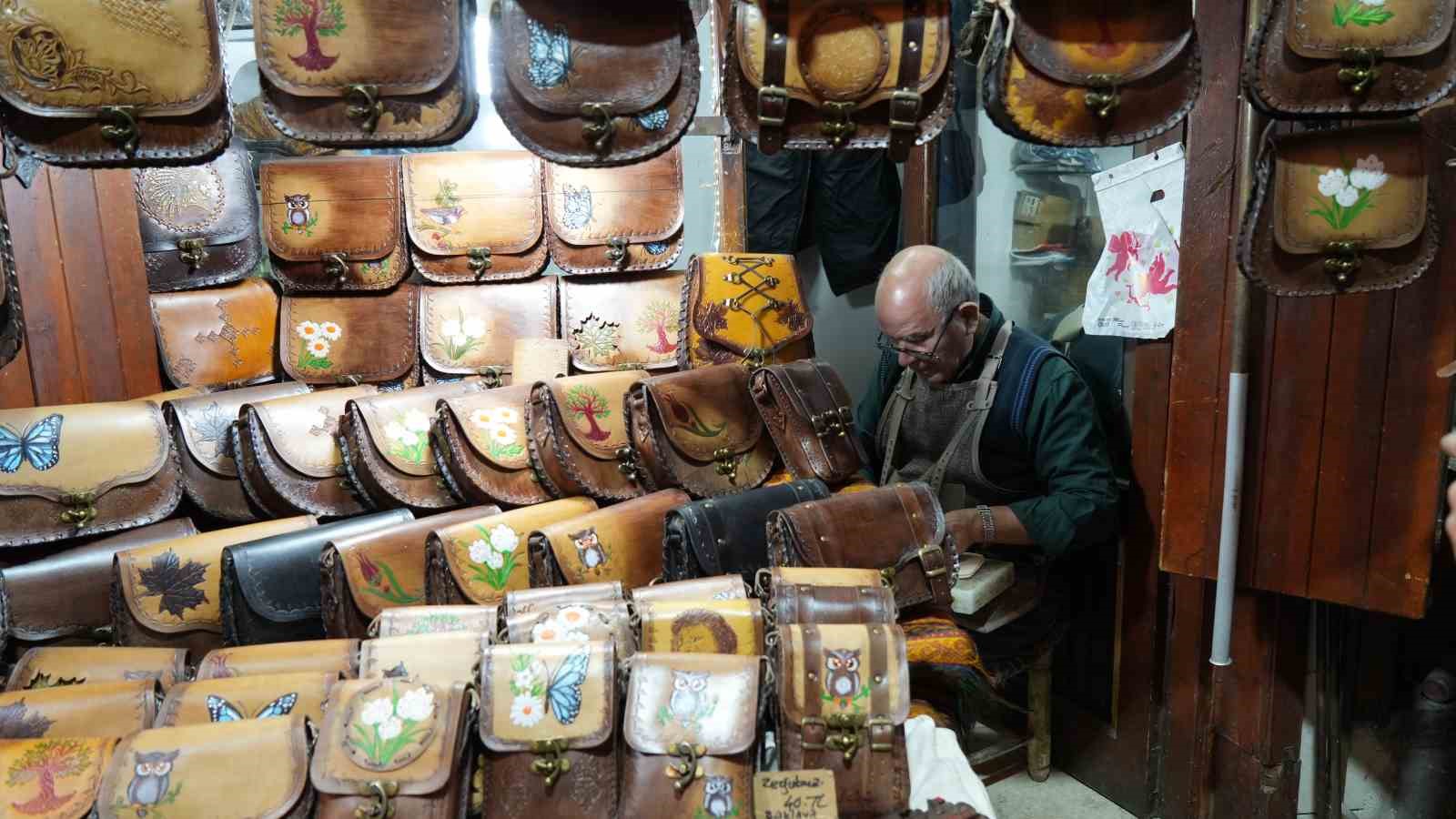 Teknolojiye direnerek 65 yıllık geleneği sürdürüyor