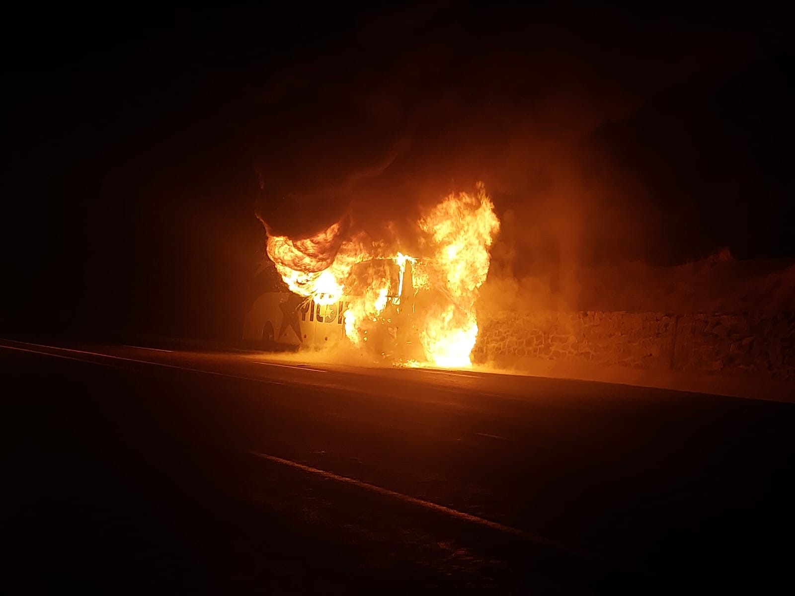 Van-Samsun seferini yapan yolcu otobüsü ateş topuna döndü