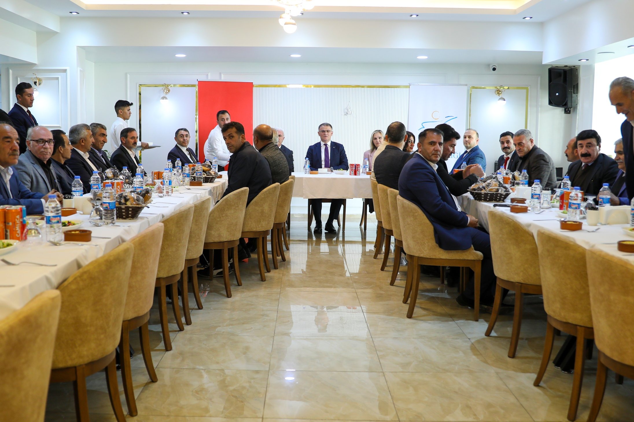 Van Valisi Balcı muhtarlarla bir araya geldi