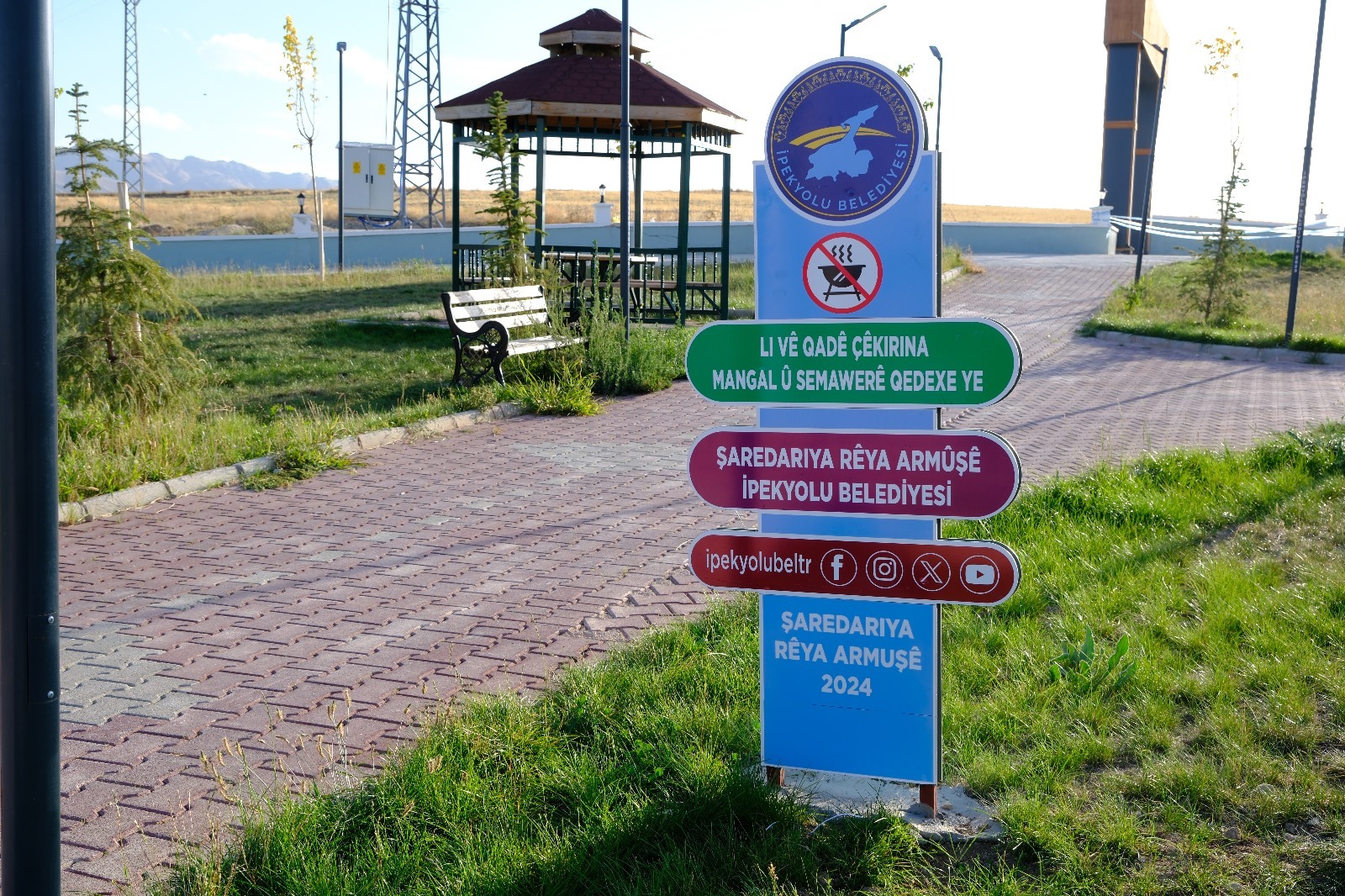 Van’da parklara Kürtçe ve Türkçe tabela ve uyarı levhaları bırakıldı