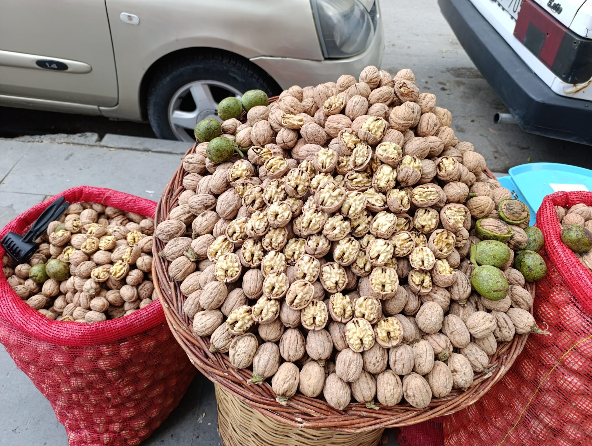 Van’da yaş ceviz tezgâhtaki yerini aldı. Fiyatı ne kadar? İşte cevabı…