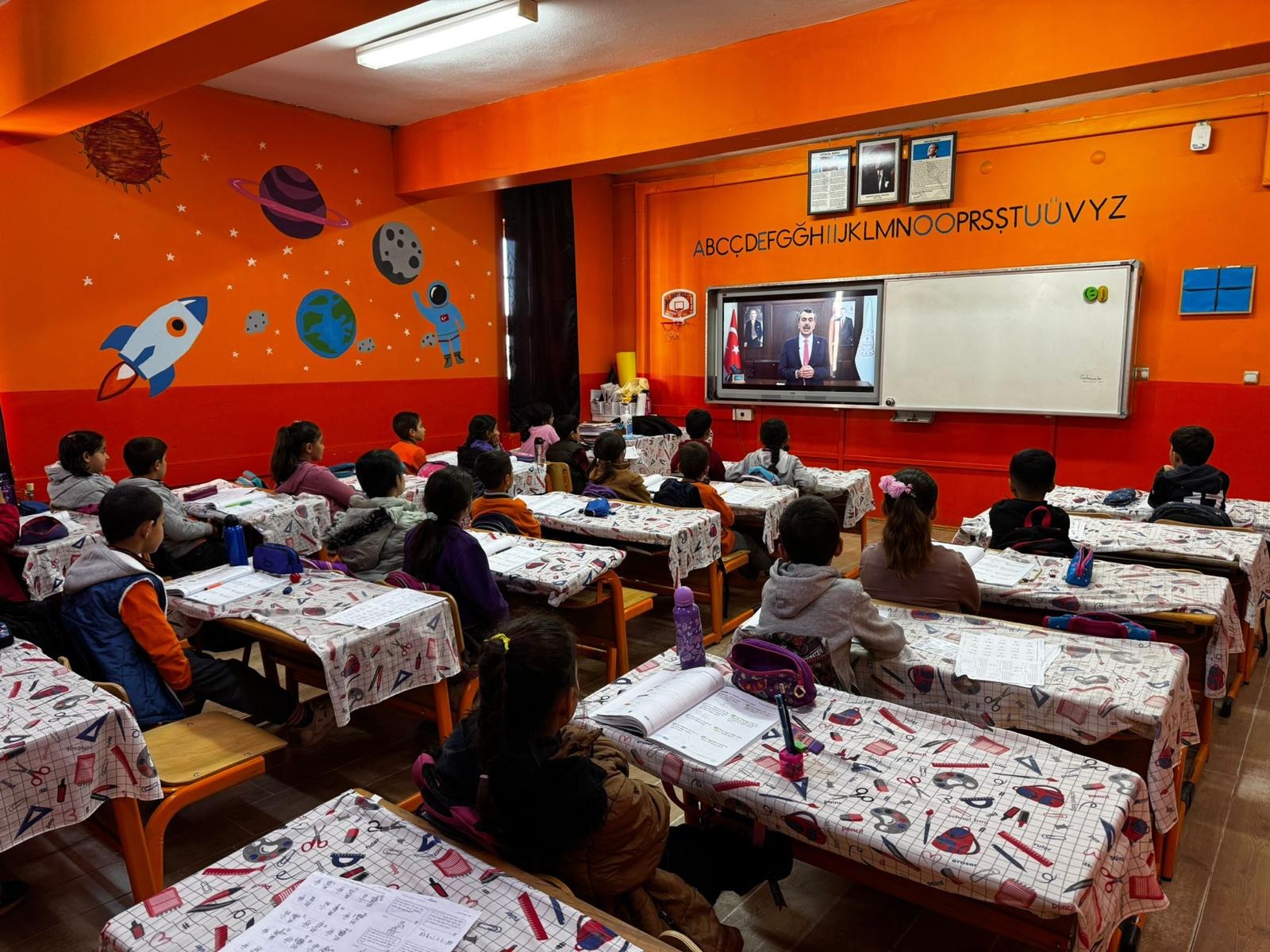 Van’ın tüm okullarında ilk ders: “Dersimiz Cumhuriyete Doğru”