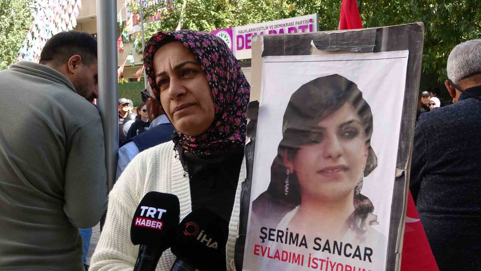 Vanlı anne feryat etti: “Kızımın kalemini kırıp eline silah verdiler”