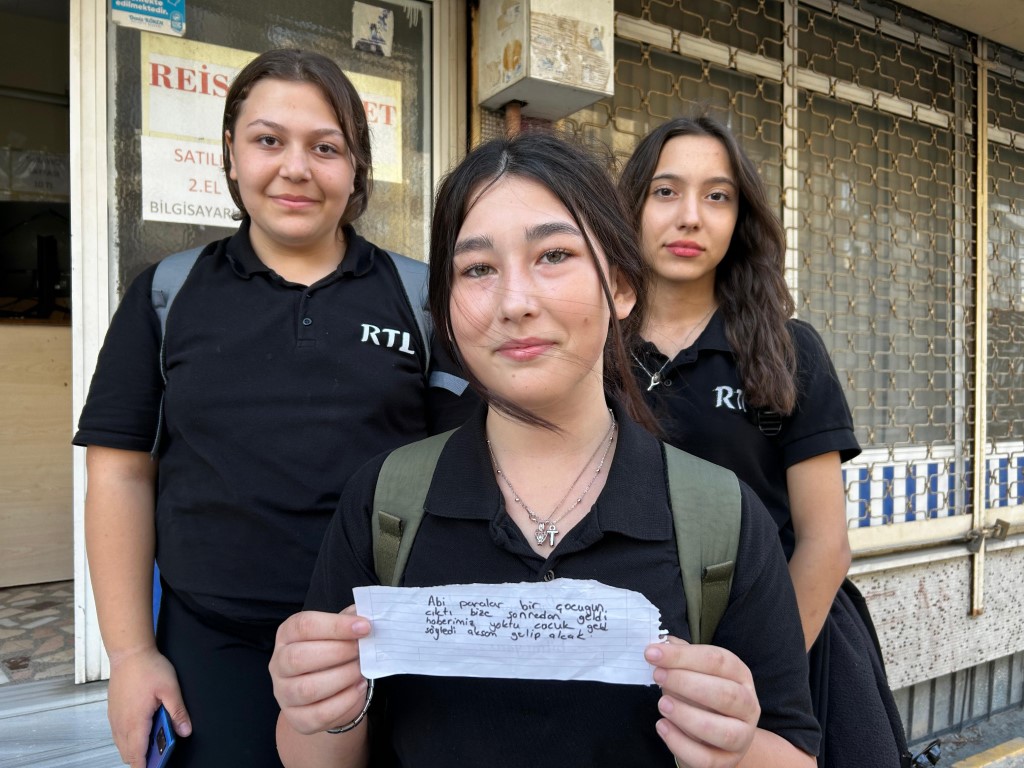 Yolda para bulan 3 kız öğrenciden örnek davranış