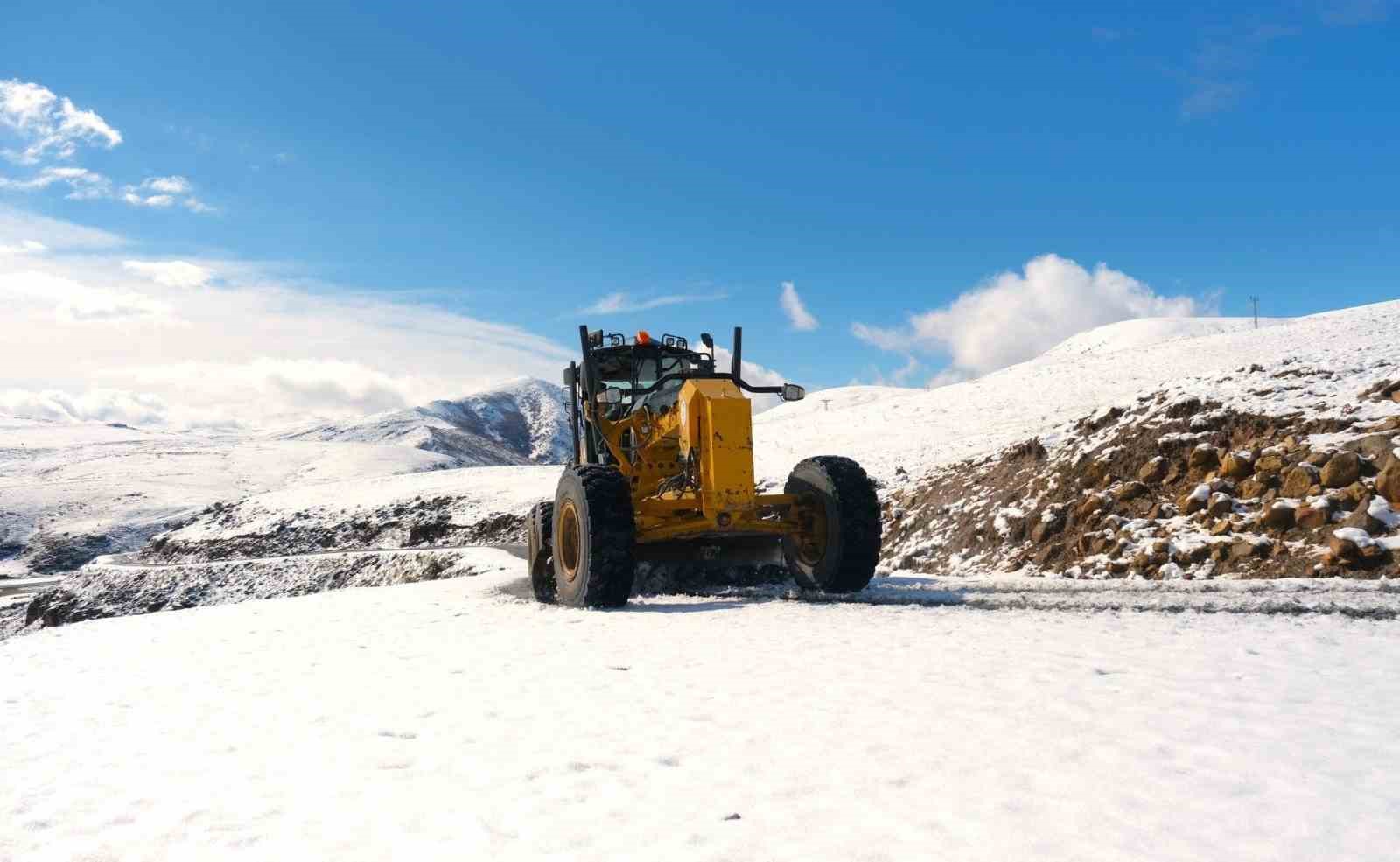 Ağrı’da kardan kapanan yollar açılıyor