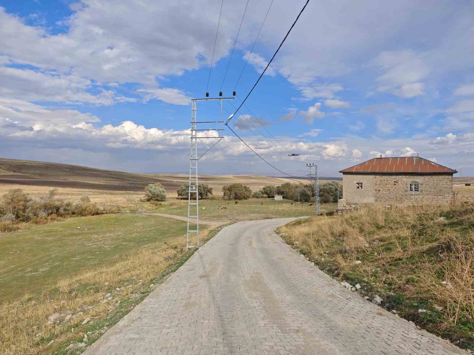 Ağrı’da köy yolları yenileniyor