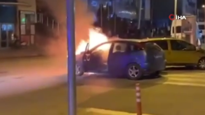 Telefonunu almak için alev alan aracın içine girdi