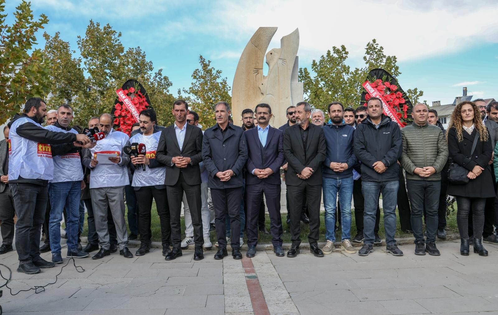 Van depreminde hayatını kaybedenler anıldı