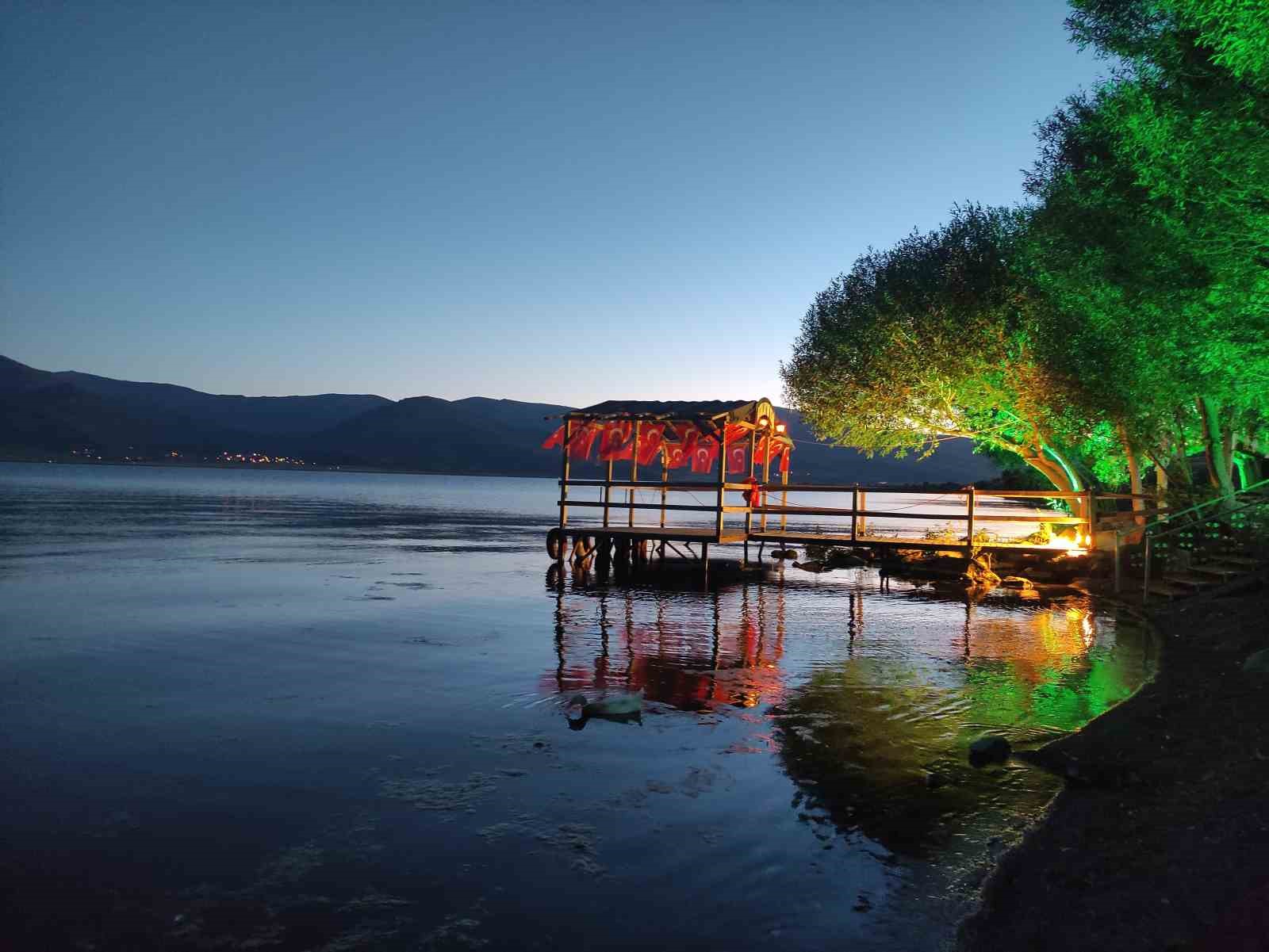 Çıldır Gölü görüntüsüyle büyüledi