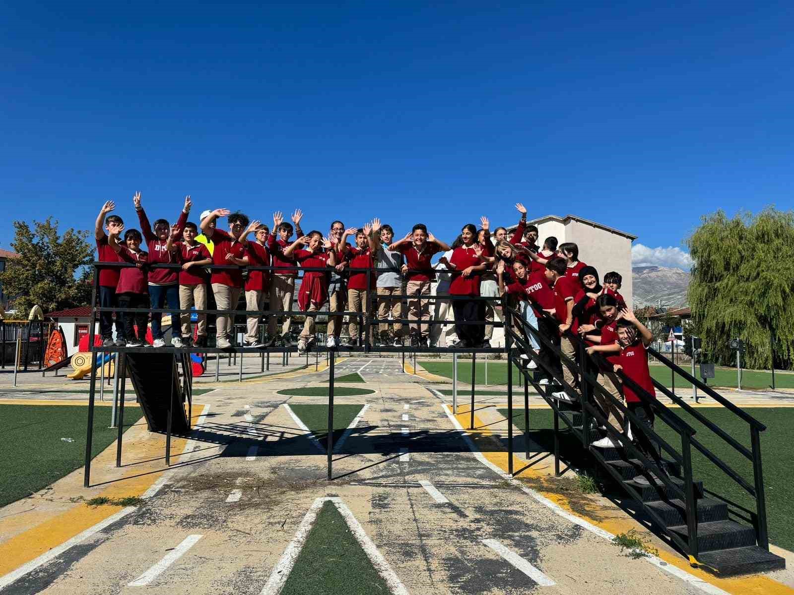 Çocuklara oyunlarla trafik eğitimi verildi