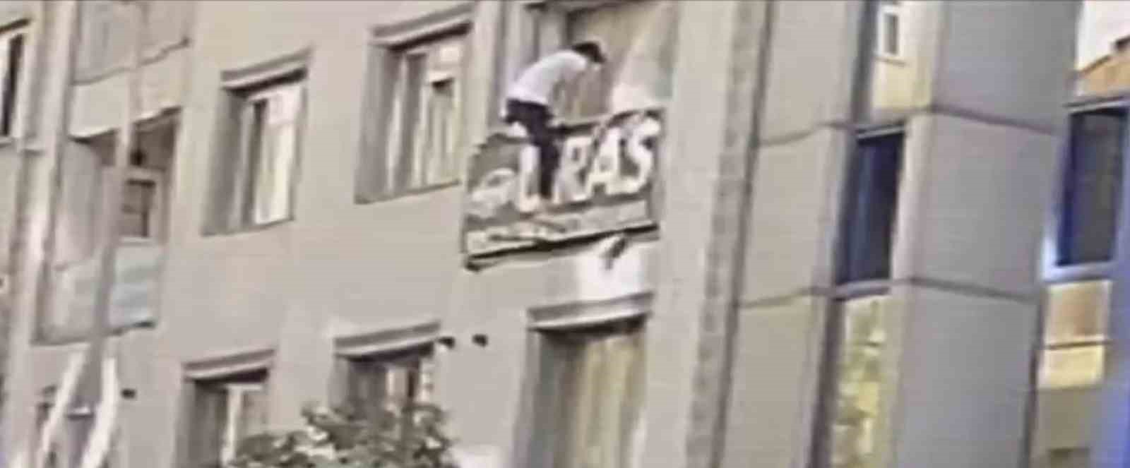 Deprem anında korkuyla balkondan atlamaya çalıştı