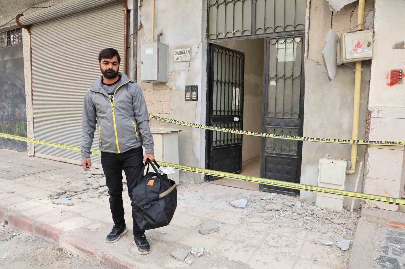 Depremde evi hasar gören vatandaş yaşadığı korku dolu anları anlattı