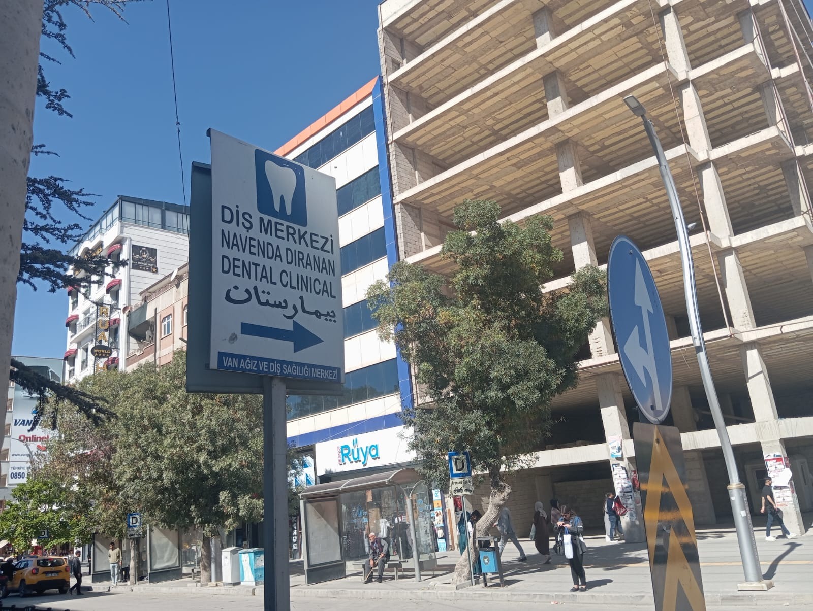 Van Ağız ve Diş Sağlığı Merkezine 4 dilli tabela