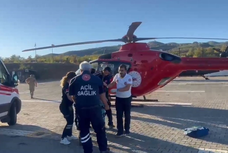 Düşme sonucu ayağı kırılan kadın, hava ambulansı ile hastaneye kaldırıldı