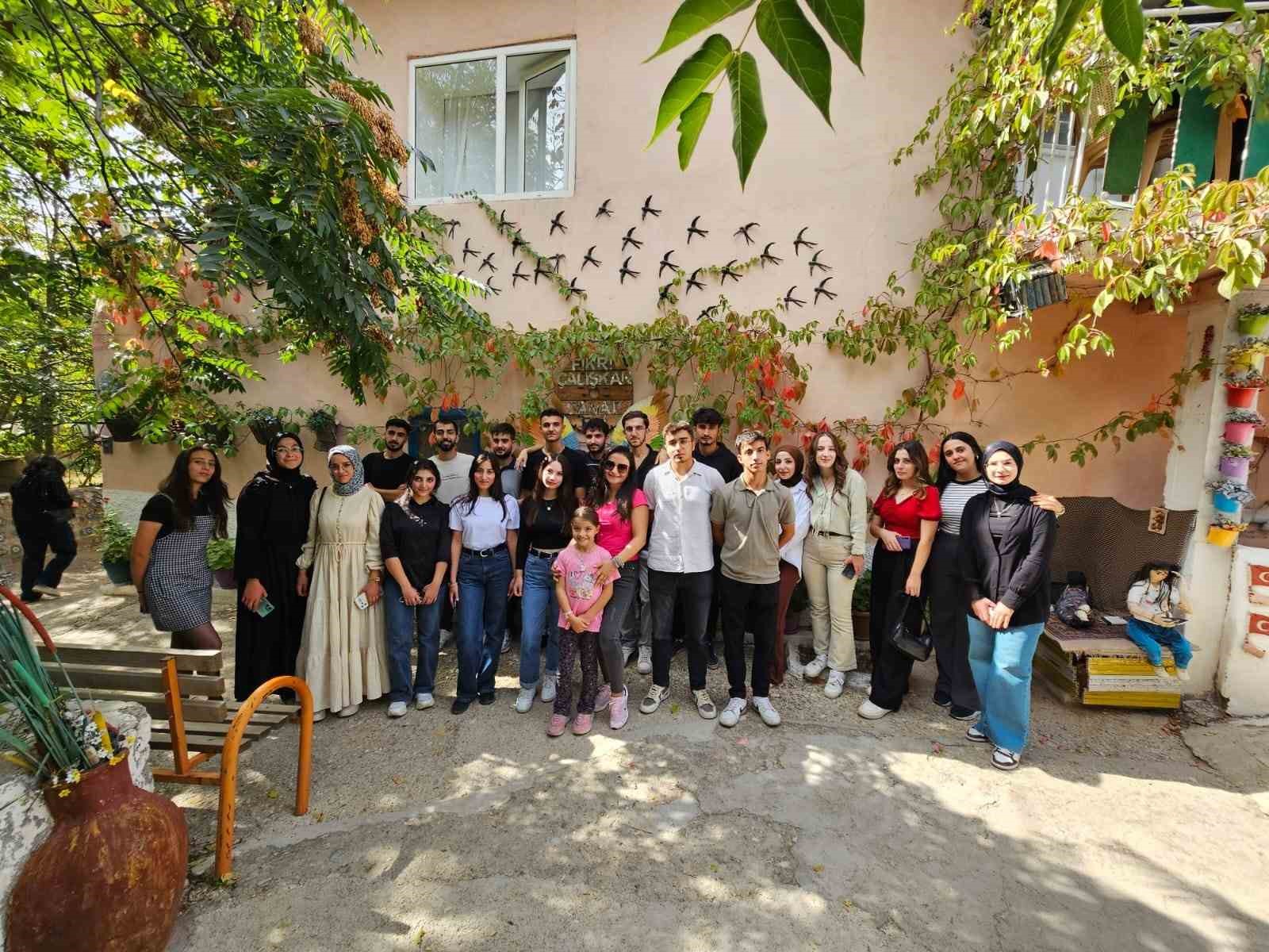 Emekli Öğretmen Fikri Çalışkan sanat evi hayran bırakıyor