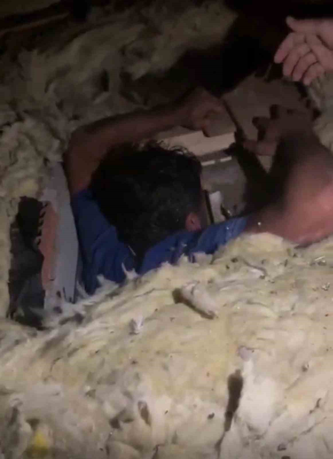 Firari uyuşturucu kaçakçısı çatıda gizli bölmede yakalandı