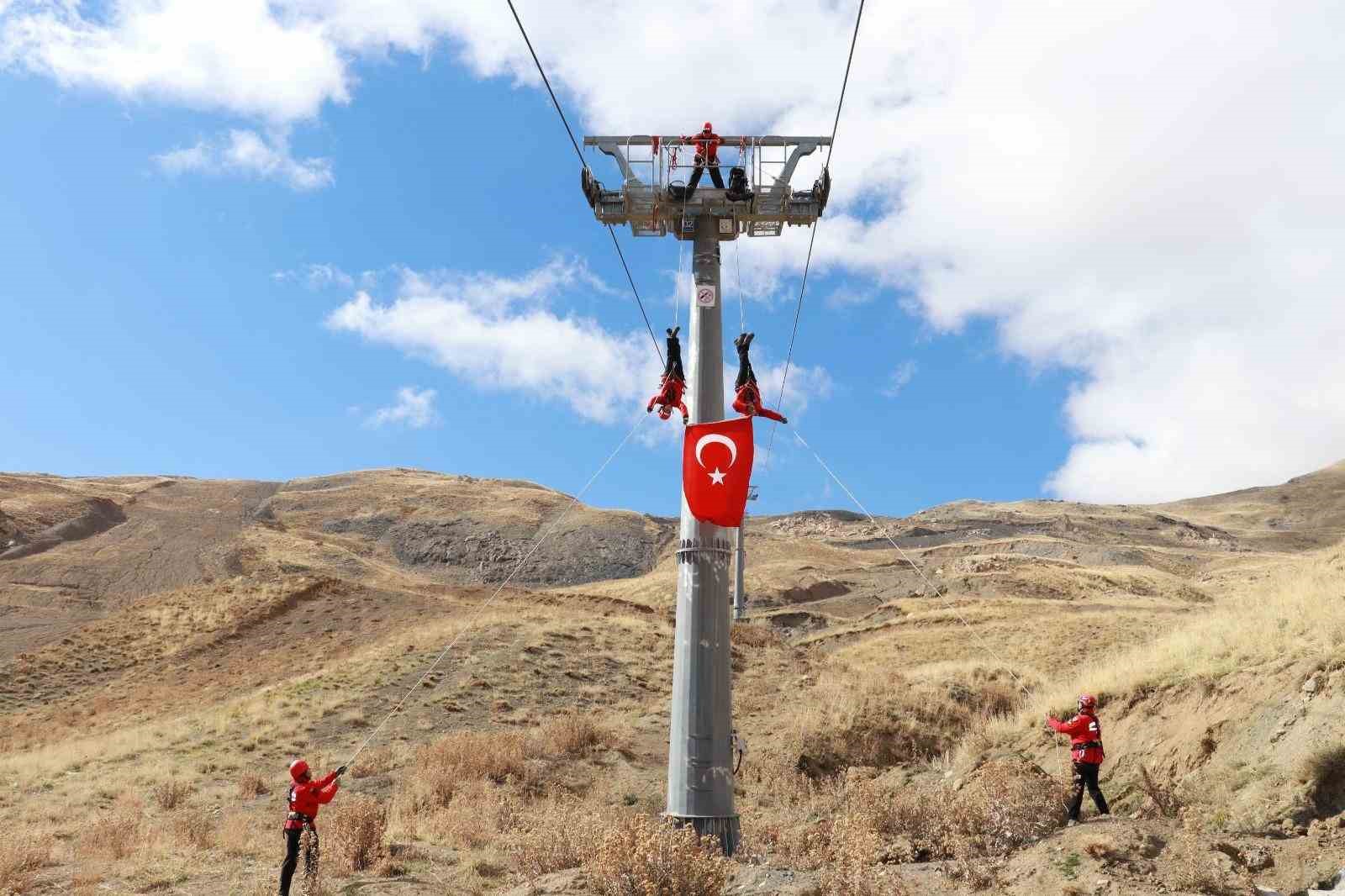 Hakkari’de nefes kesen kurtarma tatbikatı